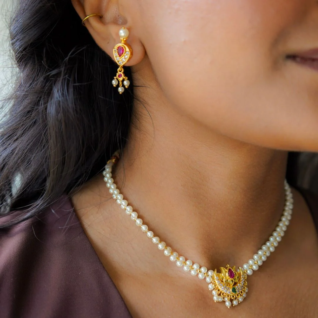 Eesa Necklace Set